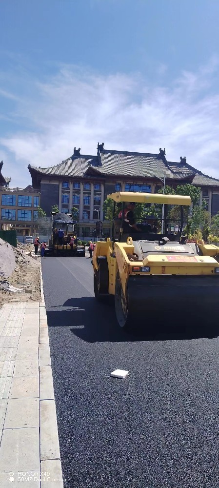 新密沥青路面摊铺