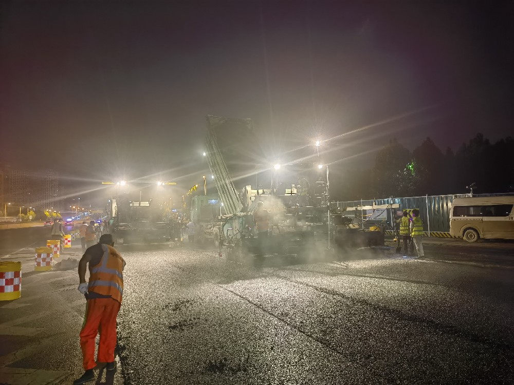 郑州沥青路面横向断裂原因——郑州沥青路面摊铺